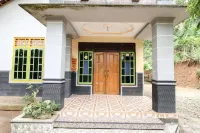 Kasmiyem Homestay Hotels in Kokap