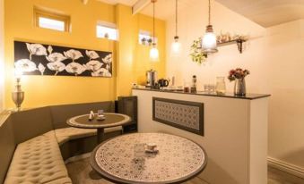 2. Hostal M..