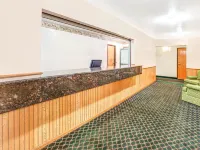 Super 8 by Wyndham McHenry/Fox Lake Area