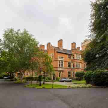 The Woking Wonder - Captivating 3Bdr Flat with Parking Others