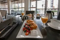 Holiday Inn DETROIT METRO AIRPORT by IHG - breakfast