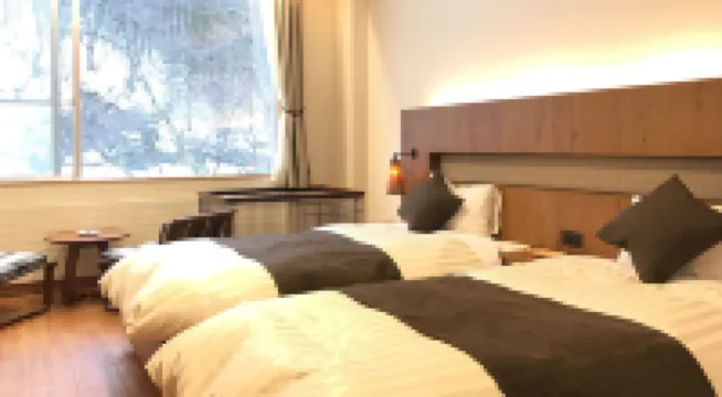 風木立の川辺 紫明館