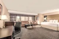 Ramada Plaza by Wyndham Regina Downtown Hotels in Реджина