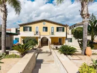 Seaside Apartment with BBQ & Garden Hotels near Lido Beach Agua