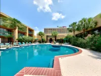 Mcm Eleganté Hotel & Conference Center - Pools