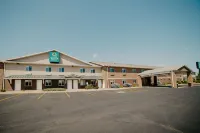 Quality Inn & Suites Watertown Near Prairie Lakes Ice Arena 워터타운 호텔