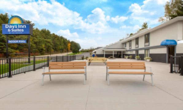 Days Inn & Suites by Wyndham Wisconsin Dells