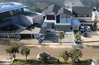 Beverly Hill Villa with Private Heated Pool and Movie Room Reflections by Holiday Villa Dago Hotell i Desa Sindanglaya