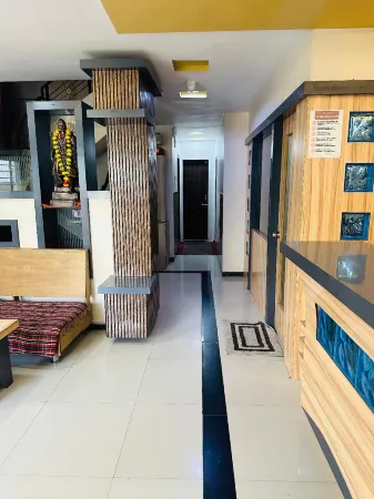 Hotel Sai Bhawani Отели рядом с достопримечательностью «Shiradi sai baba real Temple»