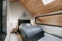 Condo - Pets OK - Fireplace, Sleeps 4!