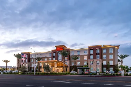 Hampton Inn & Suites Buena Park Отели рядом с достопримечательностью «Jain Centre of Southern California»