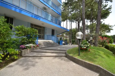 Enjoy your holiday in our cozy flat in Lignano Отели в г. Lignano Pineta