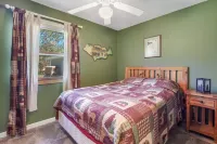 Quaint Year Round Cabin with Access to Lake Minnewawa