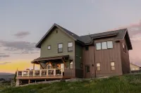 Book your summer trip! Hiking, biking, boating and shopping! Hot tub included!