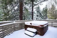 *NEW* Sheephorn Getaway - Cozy cabin 3 min to slopes + jacuzzi + fireplace