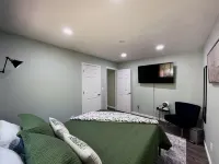 Black Hawk Mountain Retreat: pool table, foosball, air hockey, workout room!