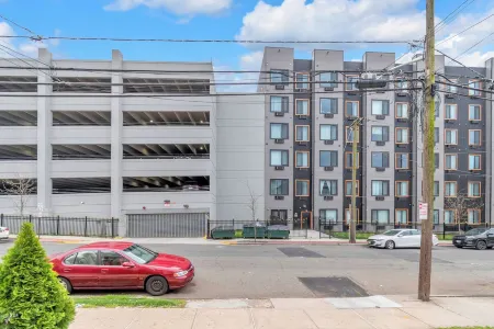 The Royal Oasis 1 BR Apt. Near NYC/EWR with an Indoor Pool & Free Parking