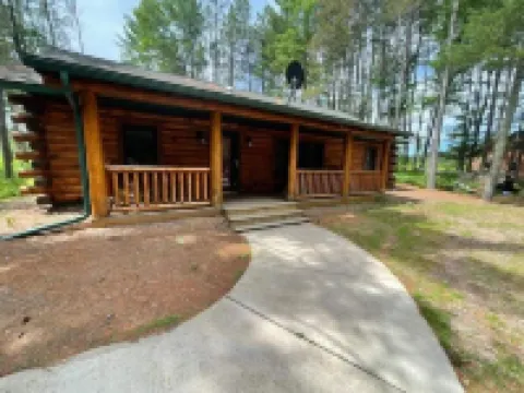 Private Log Cabin near Lake Arbutus and ATV trails デューハーストのホテル