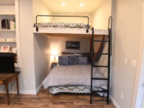 Newly renovated studio Apartment in Downtown Lexington. 5 min walk to W&L or VMI Hotels in Lexington