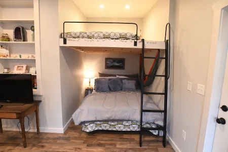 Newly renovated studio Apartment in Downtown Lexington. 5 min walk to W&L or VMI