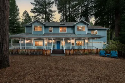 The Bluebird's Burrow~ EV Charging/ Hot Tub/ Firepit/ Game Room