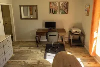 Pet Friendly, Modern Smart Home close to Airports & Stadiums