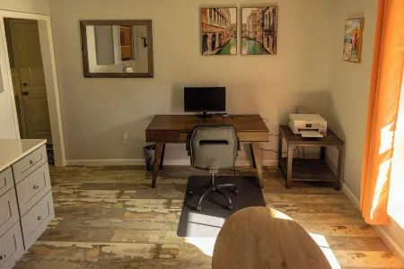 Pet Friendly, Modern Smart Home close to Airports & Stadiums