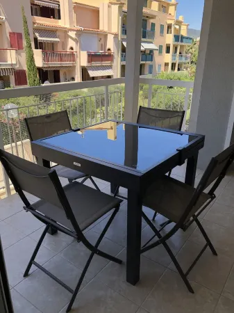 Superb renovated T2 air conditioning close to shops and beaches