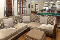 Lux with heated pool, 15-person hot tub, Pool and Poker Tables, WiFi & Biz Ready