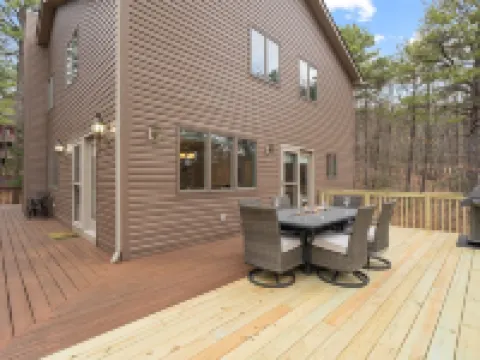 Hidden Haven - Kids friendly home, Great Location, Extended Deck, Outdoor Dining Hotels in Massanutten