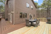 Hidden Haven - Kids friendly home, Great Location, Extended Deck, Outdoor Dining