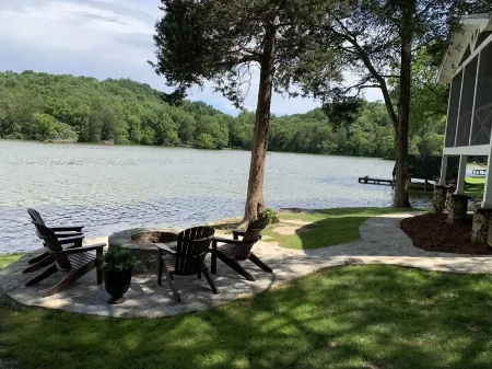 Bluebird Rest - Lakefront Cottage