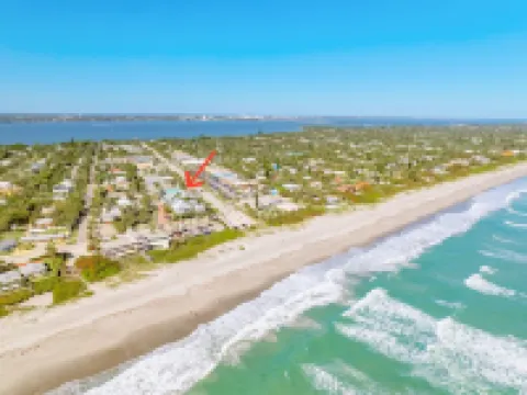 Beautiful downtown Melbourne Beach renovated apartment one block from the beach! 墨爾本海灘酒店