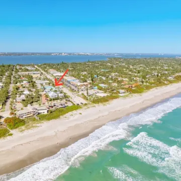 Beautiful downtown Melbourne Beach renovated apartment one block from the beach!