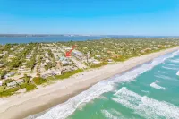 Beautiful downtown Melbourne Beach renovated apartment one block from the beach!