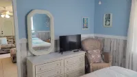 Cozy Beach Cottage 2 blocks to beach near entertainment food & Fun, screen porch