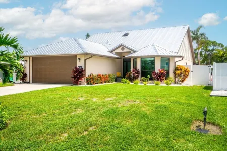 3mins2Beach-Sleeps10-Pool+FencedYard-Bikes-Patio