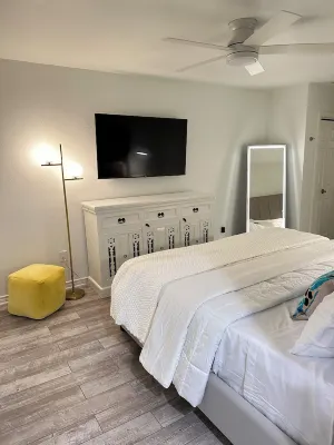 Freshly renovated condo in the heart of College Station! Sleeps 6