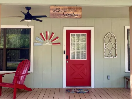 Cozy Home 3-Minutes to Canyon Lake, Guadalupe River & Whitewater Amphitheater! Отели рядом с достопримечательностью «Gypsy River Resort»