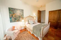 Luxury stay on lake with hot tub and pickleball