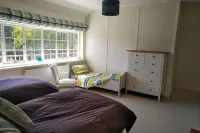 5-bed house: pool, tennis court, walk to beach, 10 acres
