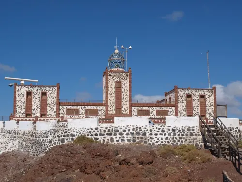 Apartment with balcony and sea view, close to the beach