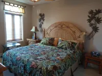 NEW! Waterfront 2 BR, 2 BA on Steinhatchee River, private boat slip,WiFi, dog ok