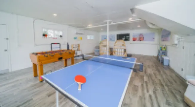 Pet-friendly* Walk Everywhere* Southport* Gameroom* Sleeps 10