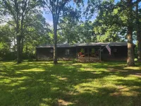 Charming 3-bedroom cabin in delightful Stockton with WiFi, AC, Hotels in Cedar County