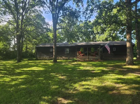 Charming 3-bedroom cabin in delightful Stockton with WiFi, AC, Отели в г. Линн Тауншип