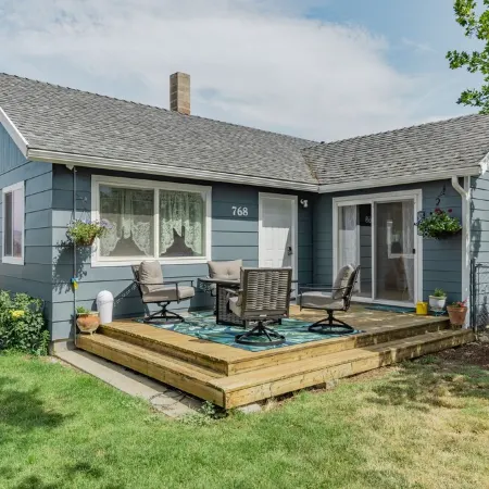Charming Cottage near historic Jacksonville. Wi-Fi, fenced pet area.