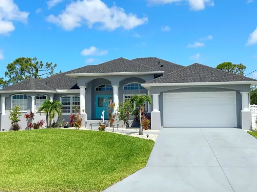 Sunny Suite Retreat! – 7 Bed, 4 Bath, FREE Heated Spa & Pool