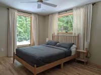 The Ledges Cabin - modern luxury on 35 acres, 8 person hot tub, wood fireplace.