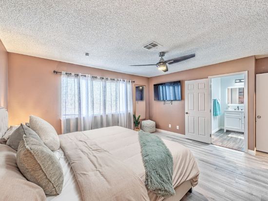 ☀ Luxury Family Vacation! Mini Golf - Heated Pool and Spa - RV Parking